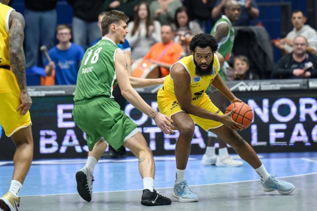 Daniel Grgic (Kapfenberg, 18), RJ Gunn (MBC, 21), Syntainics MBC vs. Hefte Helfen Bulls Kapfenberg, European North Basketball League 2025 26, Germany, Austria, 03.02.2026. Foto: Schulz Weissenfels Stadthalle Sachsen-Anhalt Deutschland
