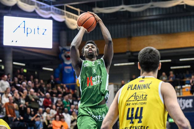 Taye Fields (Kapfenberg, 5), Jure Planinic (MBC, 44), Syntainics MBC vs. Hefte Helfen Bulls Kapfenberg, European North Basketball League 2025 26, Germany, Austria, 03.02.2026. Foto: Schulz Weissenfels Stadthalle Sachsen-Anhalt Deutschland