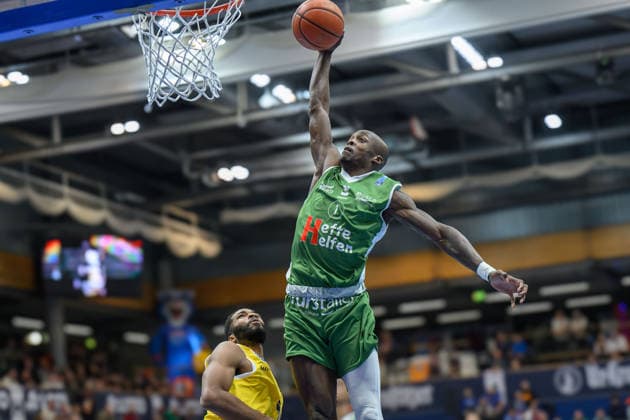 Andrew Harrison (MBC, 2), Andrew Jones (Kapfenberg, 1), Syntainics MBC vs. Hefte Helfen Bulls Kapfenberg, European North Basketball League 2025 26, Germany, Austria, 03.02.2026. Foto: Schulz Weissenfels Stadthalle Sachsen-Anhalt Deutschland
