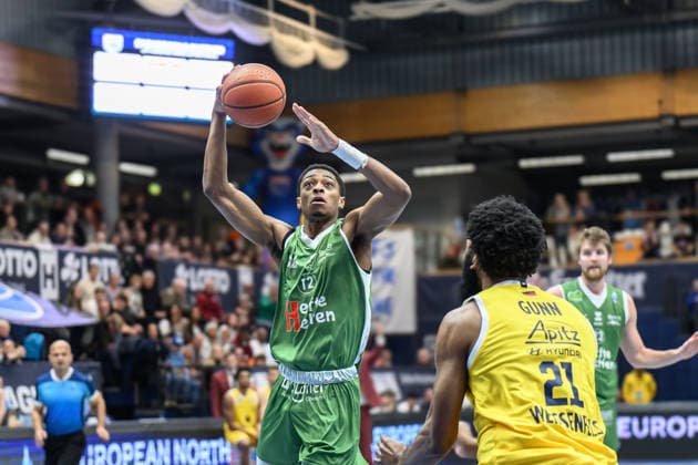 Quinton Green (Kapfenberg, 12), RJ Gunn (MBC, 21), Syntainics MBC vs. Hefte Helfen Bulls Kapfenberg, European North Basketball League 2025 26, Germany, Austria, 03.02.2026. Foto: Schulz Weissenfels Stadthalle Sachsen-Anhalt Deutschland