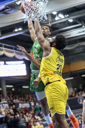 Quinton Green (Kapfenberg, 12), RJ Gunn (MBC, 21), Syntainics MBC vs. Hefte Helfen Bulls Kapfenberg, European North Basketball League 2025 26, Germany, Austria, 03.02.2026. Foto: Schulz Weissenfels Stadthalle Sachsen-Anhalt Deutschland