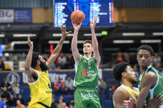 RJ Gunn (MBC, 21), Daniel Grgic (Kapfenberg, 18), Syntainics MBC vs. Hefte Helfen Bulls Kapfenberg, European North Basketball League 2025 26, Germany, Austria, 03.02.2026. Foto: Schulz Weissenfels Stadthalle Sachsen-Anhalt Deutschland