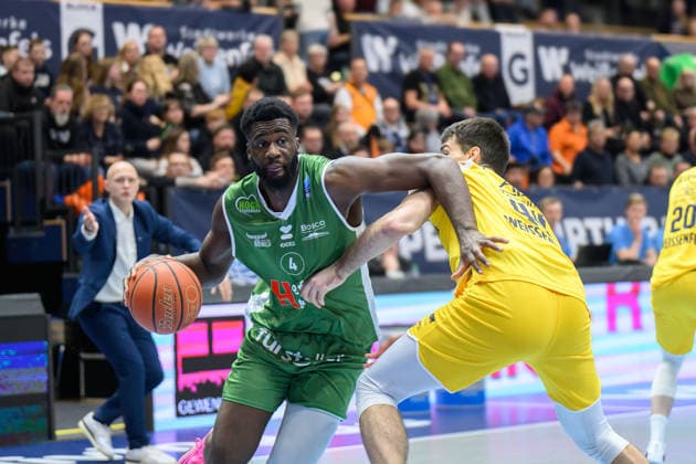 Ryan Lobreau (Kapfenberg, 4), Jure Planinic (MBC, 44), Syntainics MBC vs. Hefte Helfen Bulls Kapfenberg, European North Basketball League 2025 26, Germany, Austria, 03.02.2026. Foto: Schulz Weissenfels Stadthalle Sachsen-Anhalt Deutschland