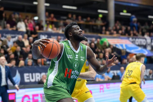 Ryan Lobreau (Kapfenberg, 4), Jure Planinic (MBC, 44), Syntainics MBC vs. Hefte Helfen Bulls Kapfenberg, European North Basketball League 2025 26, Germany, Austria, 03.02.2026. Foto: Schulz Weissenfels Stadthalle Sachsen-Anhalt Deutschland