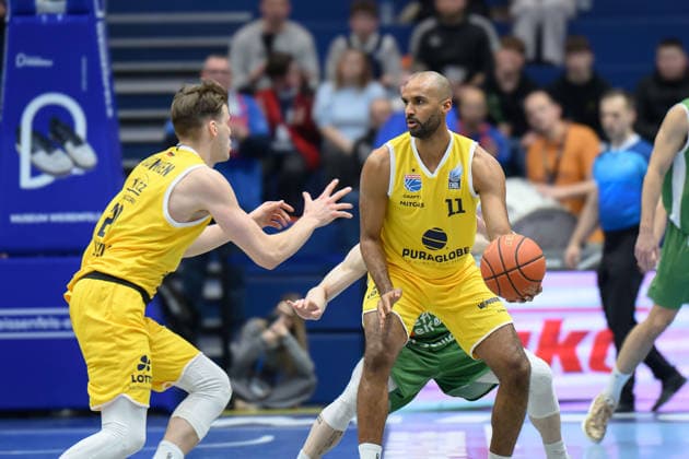 Perttu Blomgren (MBC, 20), Akeem Vargas (MBC, 11), Syntainics MBC vs. Hefte Helfen Bulls Kapfenberg, European North Basketball League 2025 26, Germany, Austria, 03.02.2026. Foto: Schulz Weissenfels Stadthalle Sachsen-Anhalt Deutschland