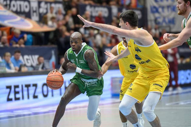 Andrew Jones (Kapfenberg, 1), Jure Planinic (MBC, 44), Syntainics MBC vs. Hefte Helfen Bulls Kapfenberg, European North Basketball League 2025 26, Germany, Austria, 03.02.2026. Foto: Schulz Weissenfels Stadthalle Sachsen-Anhalt Deutschland
