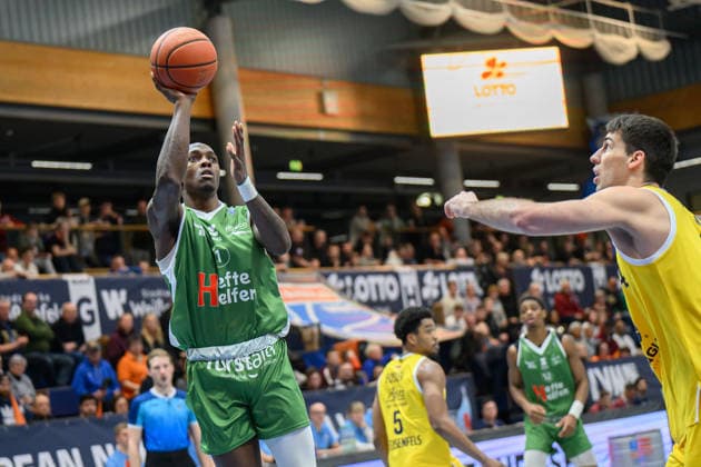 Andrew Jones (Kapfenberg, 1), Jure Planinic (MBC, 44), Syntainics MBC vs. Hefte Helfen Bulls Kapfenberg, European North Basketball League 2025 26, Germany, Austria, 03.02.2026. Foto: Schulz Weissenfels Stadthalle Sachsen-Anhalt Deutschland