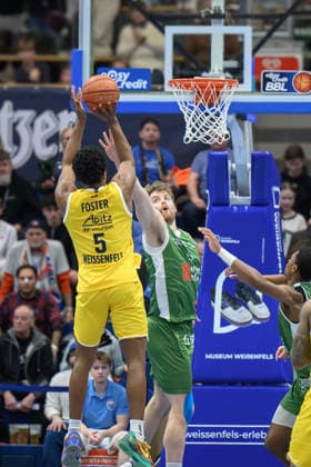 Marcus Foster (MBC, 5), Alex Gross (Kapfenberg, 23), Syntainics MBC vs. Hefte Helfen Bulls Kapfenberg, European North Basketball League 2025 26, Germany, Austria, 03.02.2026. Foto: Schulz Weissenfels Stadthalle Sachsen-Anhalt Deutschland