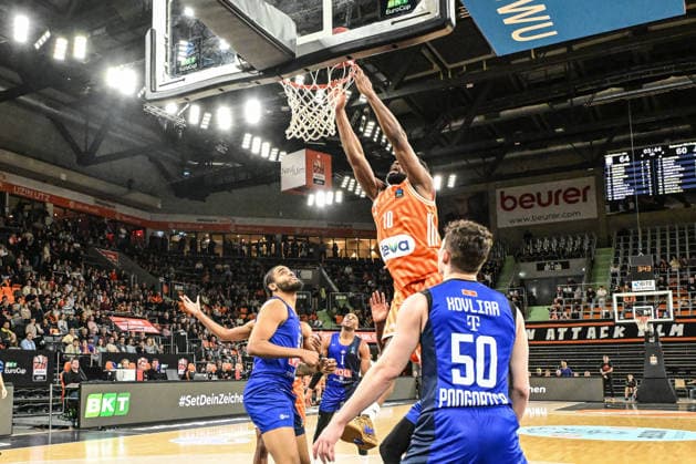 BKT Euro Cup; Ratiopharm Ulm gegen Buducnost VOLI Podgorica, Ratiopharm Arena Ulm 03.02.2026 Malik Osborne (ratiopharm Ulm, 10) macht den Korb. Ulm 03.02.2026 - 17. Spieltag BKT EuroCup, Ratiopharm Ulm gegen Buducnost VOLI Podgorica, Ratiopharm Arena Ulm Copyright: xBEAUTIFULxSPORTS Märklx