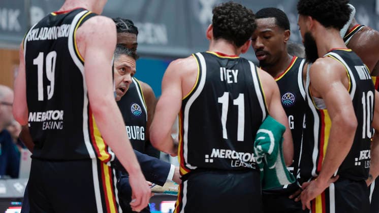 Im Bild: Head-Coach Sasa Filipovski (Wuerzburg Baskets) mit der Auszeitbesprechung 03.02.2026, Fitness First Wuerzburg Baskets vs. Joventut Badalona, Basketball Champions League, Round of 16, Group K, 3. Spieltag, Deutschland, 97072, tectake-Arena Wuerzburg, Copyright: HMBxMedia xJulienxBecker