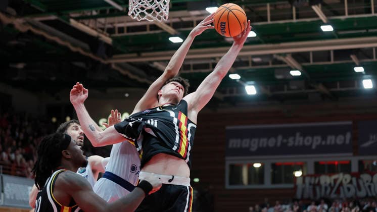 Im Bild: Christian Skladanowski (Wuerzburg Baskets, 19) mit dem Rebound 03.02.2026, Fitness First Wuerzburg Baskets vs. Joventut Badalona, Basketball Champions League, Round of 16, Group K, 3. Spieltag, Deutschland, 97072, tectake-Arena Wuerzburg, Copyright: HMBxMedia xJulienxBecker