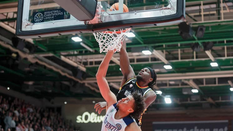 Im Bild: v.li. Yannick Kraag (Joventut Badalona, 1) gegen den Dunking von Charles Thompson (Wuerzburg Baskets, 32) 03.02.2026, Fitness First Wuerzburg Baskets vs. Joventut Badalona, Basketball Champions League, Round of 16, Group K, 3. Spieltag, Deutschland, 97072, tectake-Arena Wuerzburg, Copyright: HMBxMedia xJulienxBecker