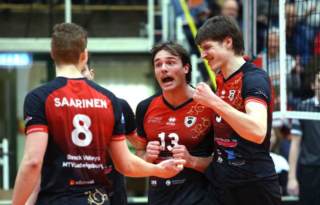 03.02.2026, Deutschland, Ludwigsburg, Volleyball Barock Volleys MTV Ludwigsburg vs. Haching München, Ludwigsburger Jubel, v.l. Tomi Saarinen, Adrian Mol, Jan Huber (LB) freuen sich