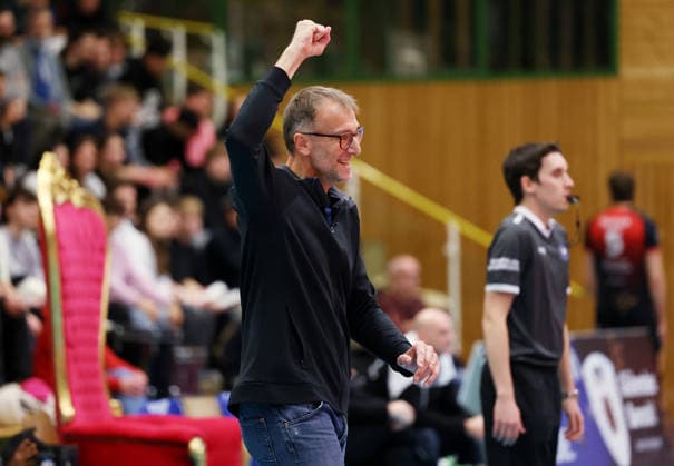 03.02.2026, Deutschland, Ludwigsburg, Volleyball Barock Volleys MTV Ludwigsburg vs. Haching München, Co-Trainer Stan Pochop (Haching) jubelt
