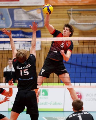 03.02.2026, Deutschland, Ludwigsburg, Volleyball Barock Volleys MTV Ludwigsburg vs. Haching München, Jan Huber (LB, am Ball)