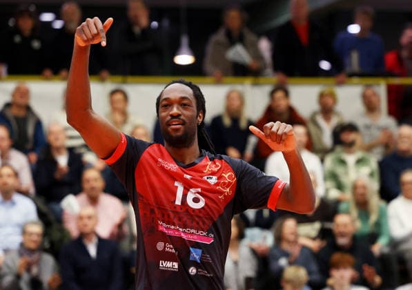 03.02.2026, Deutschland, Ludwigsburg, Volleyball Barock Volleys MTV Ludwigsburg vs. Haching München, Nyherowo Omene (LB) jubelt