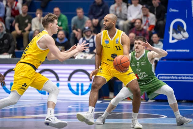 European North Basketball League, ENBL, -2025 2026 - Syntainics MBC vs.Hefte Helfen Bulls Kapfenberg Weissenfels, Deutschland 03.Februar 2026: Im Bild:v.li.Andrew Harrison (Weissenfels), Akeem Vargas (Weissenfels) und Tobias Schrittwieser (Kapfenberg) Weissenfels Stadthalle Weissenfels Sachsen-Anhalt Deutschland