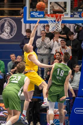 European North Basketball League, ENBL, -2025 2026 - Syntainics MBC vs.Hefte Helfen Bulls Kapfenberg Weissenfels, Deutschland 03.Februar 2026: Im Bild:v.li.Alex Gross (Kapfenberg), Collin Welp (Weissenfels) und Daniel Grgic (Kapfenberg) Weissenfels Stadthalle Weissenfels Sachsen-Anhalt Deutschland
