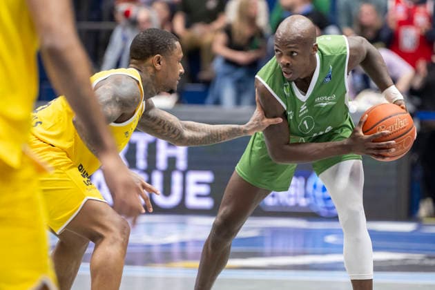 European North Basketball League, ENBL, -2025 2026 - Syntainics MBC vs.Hefte Helfen Bulls Kapfenberg Weissenfels, Deutschland 03.Februar 2026: Im Bild:v.li.Charles Callison (Weissenfels) und Andrew Jones (Kapfenberg) Weissenfels Stadthalle Weissenfels Sachsen-Anhalt Deutschland