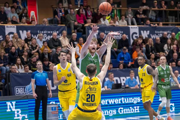 European North Basketball League, ENBL, -2025 2026 - Syntainics MBC vs.Hefte Helfen Bulls Kapfenberg Weissenfels, Deutschland 03.Februar 2026: Im Bild:v.li.Jure Planinic (Weissenfels), Perttu Blomgren (Weissenfels) und Alex Gross (Kapfenberg) Weissenfels Stadthalle Weissenfels Sachsen-Anhalt Deutschland