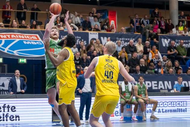 European North Basketball League, ENBL, -2025 2026 - Syntainics MBC vs.Hefte Helfen Bulls Kapfenberg Weissenfels, Deutschland 03.Februar 2026: Im Bild:v.li.Alex Gross (Kapfenberg), RJ Gunn (Weissenfels) und Collin Welp (Weissenfels) Weissenfels Stadthalle Weissenfels Sachsen-Anhalt Deutschland