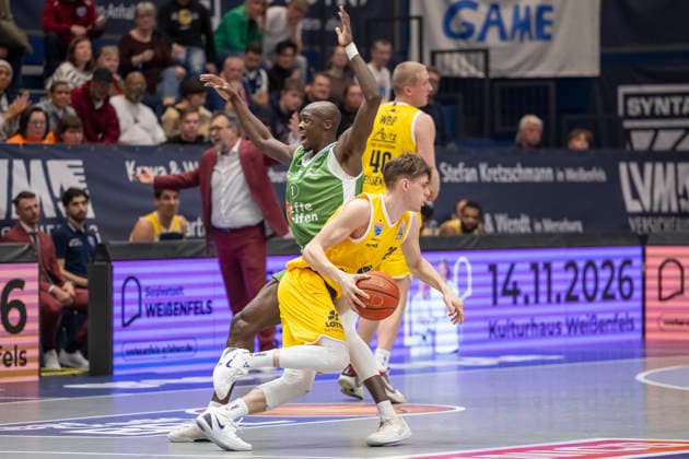 European North Basketball League, ENBL, -2025 2026 - Syntainics MBC vs.Hefte Helfen Bulls Kapfenberg Weissenfels, Deutschland 03.Februar 2026: Im Bild:v. li. im Zweikampf Andrew Jones (Kapfenberg) und Perttu Blomgren (Weissenfels) Weissenfels Stadthalle Weissenfels Sachsen-Anhalt Deutschland