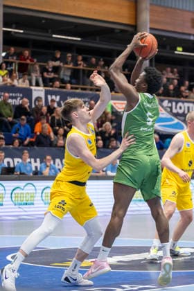 European North Basketball League, ENBL, -2025 2026 - Syntainics MBC vs.Hefte Helfen Bulls Kapfenberg Weissenfels, Deutschland 03.Februar 2026: Im Bild:v. li. im Zweikampf Perttu Blomgren (Weissenfels) und Taye Fields (Kapfenberg) Weissenfels Stadthalle Weissenfels Sachsen-Anhalt Deutschland
