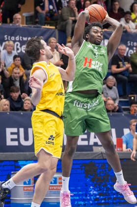 European North Basketball League, ENBL, -2025 2026 - Syntainics MBC vs.Hefte Helfen Bulls Kapfenberg Weissenfels, Deutschland 03.Februar 2026: Im Bild:v. li. im Zweikampf Spencer Reaves (Weissenfels) und Taye Fields (Kapfenberg) Weissenfels Stadthalle Weissenfels Sachsen-Anhalt Deutschland