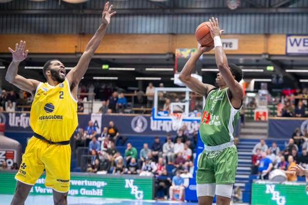 European North Basketball League, ENBL, -2025 2026 - Syntainics MBC vs.Hefte Helfen Bulls Kapfenberg Weissenfels, Deutschland 03.Februar 2026: Im Bild:v.li.Andrew Harrison (Weissenfels) und Quinton Green (Kapfenberg) Weissenfels Stadthalle Weissenfels Sachsen-Anhalt Deutschland