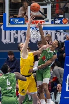 European North Basketball League, ENBL, -2025 2026 - Syntainics MBC vs.Hefte Helfen Bulls Kapfenberg Weissenfels, Deutschland 03.Februar 2026: Im Bild:v.li.Kresimir Nikic (Weissenfels) und Quinton Green (Kapfenberg) Weissenfels Stadthalle Weissenfels Sachsen-Anhalt Deutschland