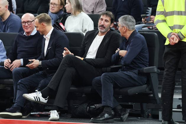 Alex Mumbru (Chef-Trainer Deutsche Basketball-Nationalmannschaft) mit Herbert Hainer (FC Bayern Muenchen, Praesident), GER, FC Bayern Basketball vs. Paris Basketball, Basketball, Euroleague, 26. Spieltag, Saison 2025 2026, 03.02.2026, GER, FC Bayern Basketball vs. Paris Basketball, Basketball, Euroleague, 26. Spieltag, Saison 2025 2026, 03.02.2026 Muenchen Copyright: xEibner-Pressefoto JennixMaulx EP_JML