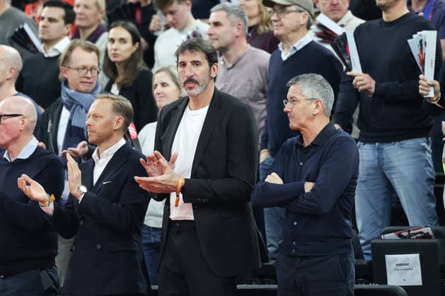 Alex Mumbru (Chef-Trainer Deutsche Basketball-Nationalmannschaft) mit Herbert Hainer (FC Bayern Muenchen, Praesident), GER, FC Bayern Basketball vs. Paris Basketball, Basketball, Euroleague, 26. Spieltag, Saison 2025 2026, 03.02.2026, GER, FC Bayern Basketball vs. Paris Basketball, Basketball, Euroleague, 26. Spieltag, Saison 2025 2026, 03.02.2026 Muenchen Copyright: xEibner-Pressefoto JennixMaulx EP_JML