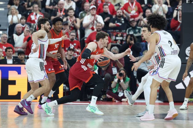 Andreas Obst (FC Bayern Basketball, 13) mit David McCormack (FC Bayern Basketball, 33) und Sebastian Herrera (Paris Basketball, 07), GER, FC Bayern Basketball vs. Paris Basketball, Basketball, Euroleague, 26. Spieltag, Saison 2025 2026, 03.02.2026, GER, FC Bayern Basketball vs. Paris Basketball, Basketball, Euroleague, 26. Spieltag, Saison 2025 2026, 03.02.2026 Muenchen Copyright: xEibner-Pressefoto JennixMaulx EP_JML