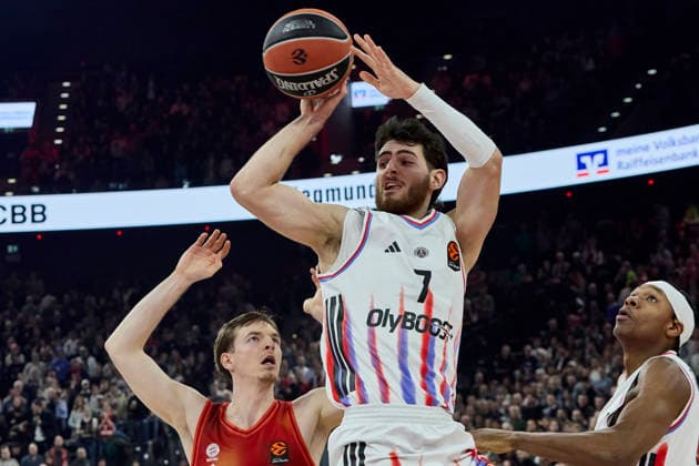 Turkish Airlines EuroLeague Basketball, FC Bayern Munich Basketball vs Paris Basketball, München FC Bayern Basketball, Munich FC Bayern Basketball, Paris Basketball, 2026-02-03 in München (SAP Garden) HERRERA Sebastian (Paris Basketball Guard Nr7-PBB7), HOLLATZ Justus (FC Bayern Munich Basketball Guard (Nr.21) BAY21 ) sportworld München SAP Garden Bayern Deutschland