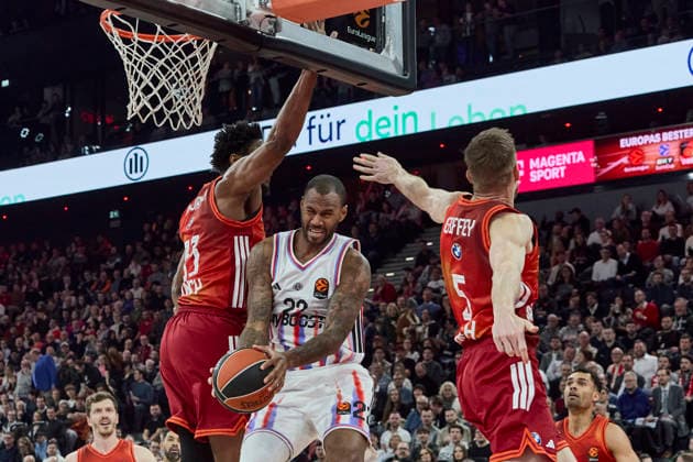 Turkish Airlines EuroLeague Basketball, FC Bayern Munich Basketball vs Paris Basketball, München FC Bayern Basketball, Munich FC Bayern Basketball, Paris Basketball, 2026-02-03 in München (SAP Garden) M BAYE Amath (Paris Basketball Forward Nr22-PBB22), MCCORMACK David (FC Bayern Munich Basketball Center (Nr.33) BAY33 ), GIFFEY Niels (FC Bayern Munich Basketball Forward (Nr.5) BAY5 ) sportworld München SAP Garden Bayern Deutschland
