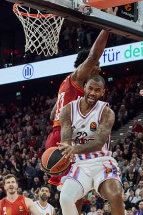 Turkish Airlines EuroLeague Basketball, FC Bayern Munich Basketball vs Paris Basketball, München FC Bayern Basketball, Munich FC Bayern Basketball, Paris Basketball, 2026-02-03 in München (SAP Garden) M BAYE Amath (Paris Basketball Forward Nr22-PBB22), MCCORMACK David (FC Bayern Munich Basketball Center (Nr.33) BAY33 ) sportworld München SAP Garden Bayern Deutschland