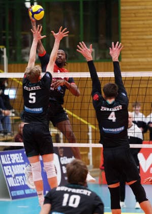 03.02.2026, Deutschland, Ludwigsburg, Volleyball Barock Volleys MTV Ludwigsburg vs. Haching München, Nyherowo Omene (LB, am Ball)