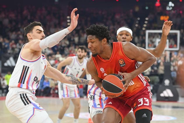 Freddie GILLESPIE (FCB), Aktion,Zweikampf gegen Leopold Cavaliere (Paris). Basketball Euro League,Saison 2025 2026, FC Bayern Muenchen - Paris Basketball am 03.02.2026 , S A P G A R D EN