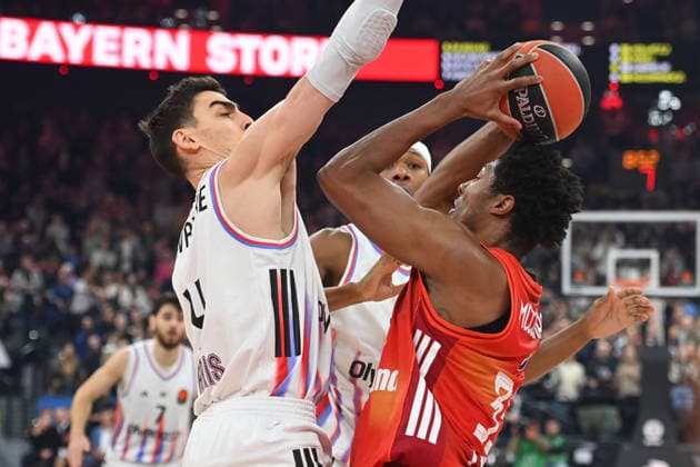 Freddie GILLESPIE (FCB), Aktion,Zweikampf gegen Leopold Cavaliere (Paris). Basketball Euro League,Saison 2025 2026, FC Bayern Muenchen - Paris Basketball am 03.02.2026 , S A P G A R D EN