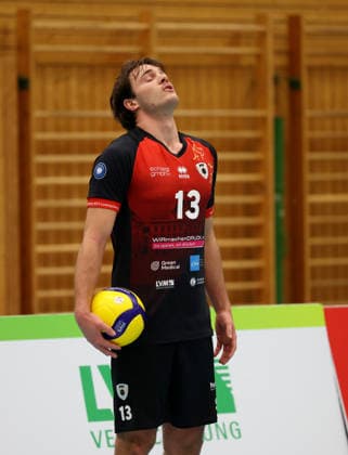 03.02.2026, Deutschland, Ludwigsburg, Volleyball Barock Volleys MTV Ludwigsburg vs. Haching München, Neuzugang Adrian Mol (LB) konzentriert vor dem Aufschlag