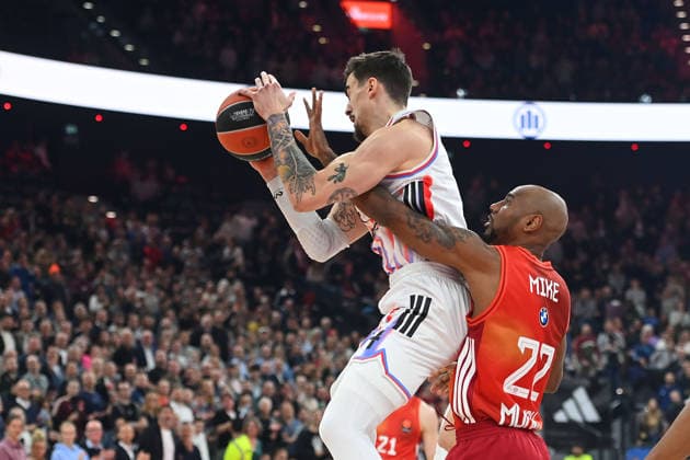 Isiaha MIKE (FCB), Aktion,Zweikampf gegen Leopold Cavaliere (Paris). Basketball Euro League,Saison 2025 2026, FC Bayern Muenchen - Paris Basketball am 03.02.2026 , S A P G A R D EN