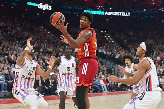 Freddie GILLESPIE (FCB), Aktion,Zweikampf gegen re:Stevens (Paris) li:Mouhamed Faye (Paris) Jeremy Morgan (Paris), Basketball Euro League,Saison 2025 2026, FC Bayern Muenchen - Paris Basketball am 03.02.2026 , S A P G A R D EN
