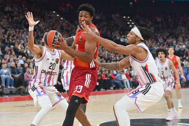 Freddie GILLESPIE (FCB), Aktion,Zweikampf gegen re:Stevens (Paris) li:Jeremy Morgan (Paris), Basketball Euro League,Saison 2025 2026, FC Bayern Muenchen - Paris Basketball am 03.02.2026 , S A P G A R D EN