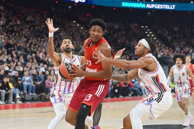 Freddie GILLESPIE (FCB), Aktion,Zweikampf gegen re:Stevens (Paris) li:Jeremy Morgan (Paris), Basketball Euro League,Saison 2025 2026, FC Bayern Muenchen - Paris Basketball am 03.02.2026 , S A P G A R D EN