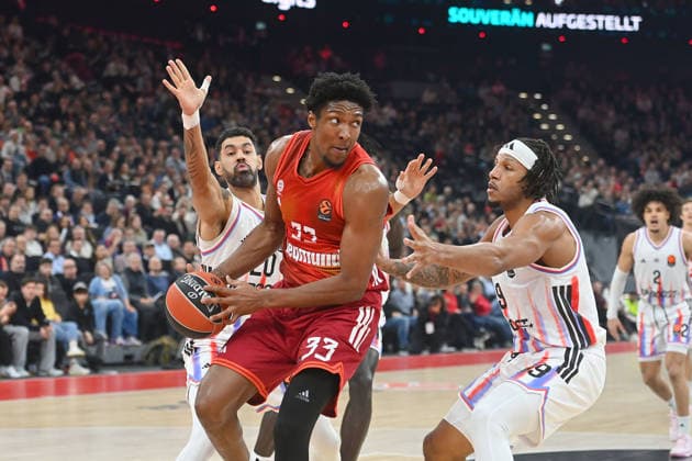 Freddie GILLESPIE (FCB), Aktion,Zweikampf gegen re:Stevens (Paris) li:Jeremy Morgan (Paris), Basketball Euro League,Saison 2025 2026, FC Bayern Muenchen - Paris Basketball am 03.02.2026 , S A P G A R D EN