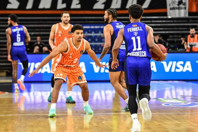 BKT Euro Cup; Ratiopharm Ulm gegen Buducnost VOLI Podgorica, Ratiopharm Arena Ulm 03.02.2026 Yogi Ferrell (Buducnost VOLI Podgorica, 11) gegen Mark Smith (ratiopharm Ulm, 13). Ulm 03.02.2026 - 17. Spieltag BKT EuroCup, Ratiopharm Ulm gegen Buducnost VOLI Podgorica, Ratiopharm Arena Ulm Copyright: xBEAUTIFULxSPORTS Märklx