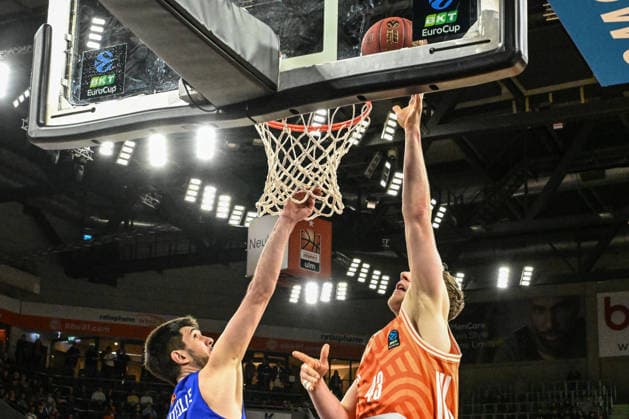 BKT Euro Cup; Ratiopharm Ulm gegen Buducnost VOLI Podgorica, Ratiopharm Arena Ulm 03.02.2026 Christian Sengfelder (ratiopharm Ulm, 43) am Korb gegen Axel Bouteille (Buducnost VOLI Podgorica, 83). Ulm 03.02.2026 - 17. Spieltag BKT EuroCup, Ratiopharm Ulm gegen Buducnost VOLI Podgorica, Ratiopharm Arena Ulm Copyright: xBEAUTIFULxSPORTS Märklx
