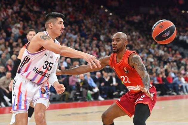 Derek Willis (Paris), Aktion,Zweikampf gegen Isiaha MIKE (FCB). Basketball Euro League,Saison 2025 2026, FC Bayern Muenchen - Paris Basketball am 03.02.2026 , S A P G A R D EN