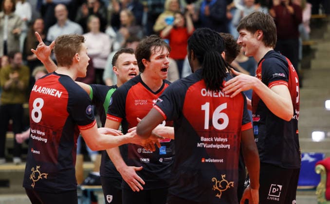 03.02.2026, Deutschland, Ludwigsburg, Volleyball Barock Volleys MTV Ludwigsburg vs. Haching München, v.l. Tomi Saarinen, Jeffrey Klok, Adrian Mol, Nyherowo Omene und Jan Huber (LB) jubeln