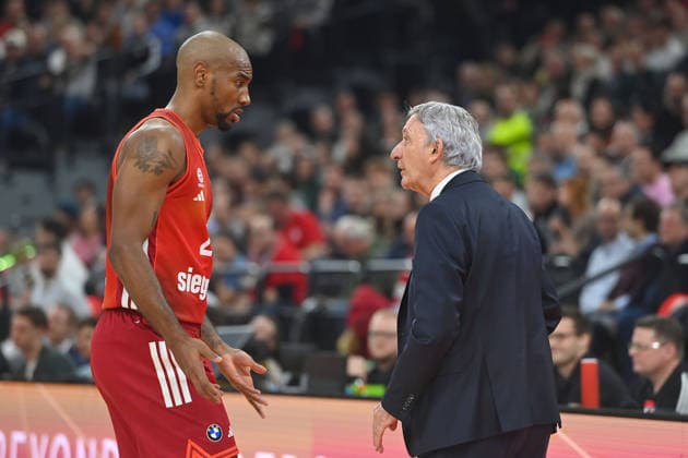 Trainer Svetislav PESIC (FCB) mit Isiaha MIKE (FCB). Basketball Euro League,Saison 2025 2026, FC Bayern Muenchen - Paris Basketball am 03.02.2026 , S A P G A R D EN